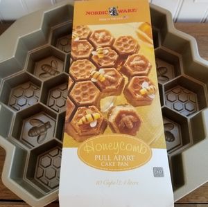 New Nordic Ware Honeycomb Pull Apart Cake Pan